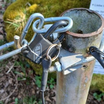 Kette mit Schloss am Absperrpfosten