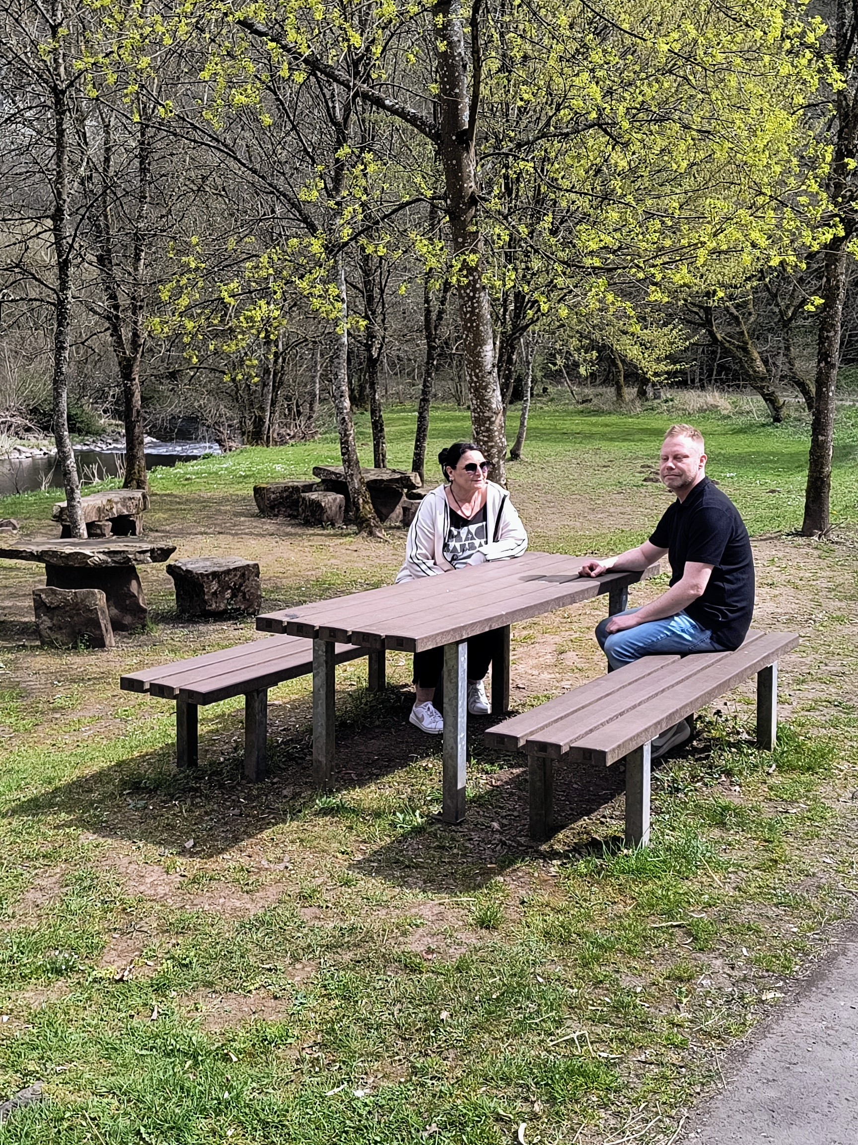 Sitzgarnitur am Radweg neben Nahestrand