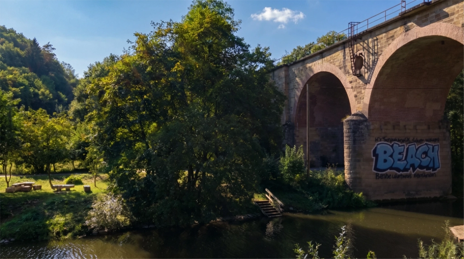 Blick auf den Nahestrand mit AI-Graffiti "Beach"